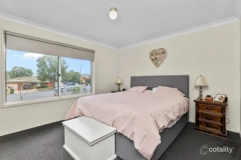 Property photo of 32 Bourkelands Drive Bourkelands NSW 2650