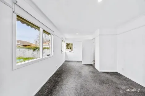 Property photo of 8 Alexander Avenue Wendouree VIC 3355