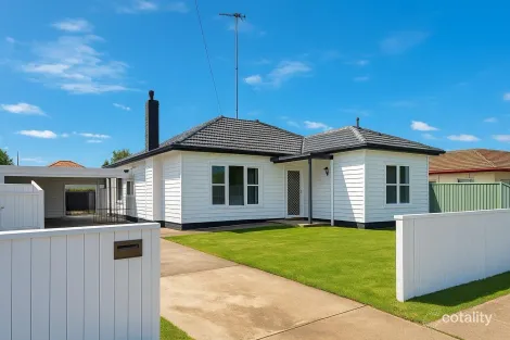 8 Alexander Ave, Wendouree, VIC 3355