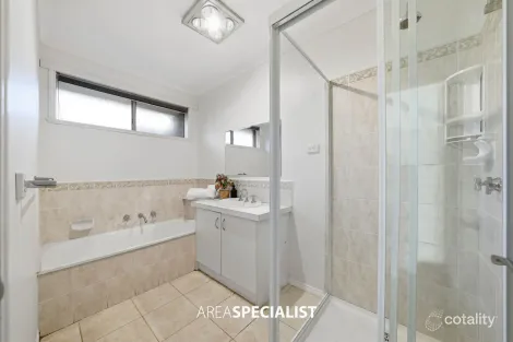 Property photo of 2 Knowing Close Cranbourne West VIC 3977