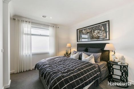 Property photo of 10 Callow Avenue Clyde North VIC 3978