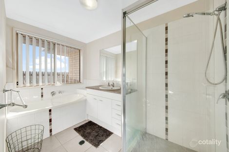 33 Dartmouth Cl, Clinton, QLD 4680