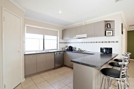 Property photo of 11 Stringybark Close Manor Lakes VIC 3024