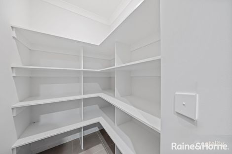 Property photo of 5 Amazing Boulevard Fraser Rise VIC 3336