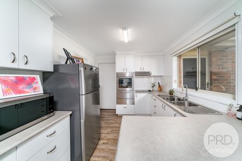 Property photo of 4 Kobi Place Glenfield Park NSW 2650