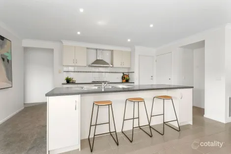 Property photo of 3 Reynard Place Cranbourne East VIC 3977