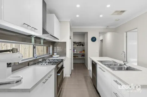 Property photo of 7 Peppercress Street Diggers Rest VIC 3427