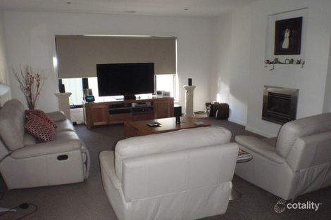 Property photo of 15 St Andrews Place Lake Gardens VIC 3355