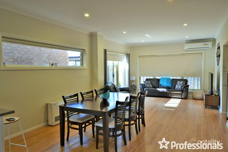Property photo of 2/17 Morelle Court Mooroolbark VIC 3138