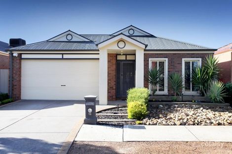 Property photo of 15 Wyperfeld Circuit Caroline Springs VIC 3023