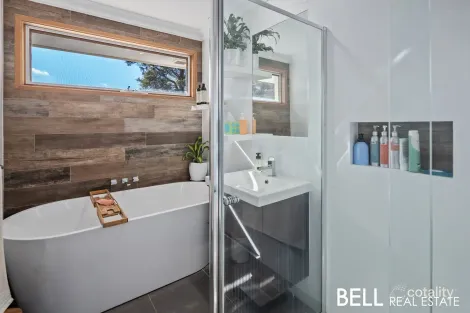 Property photo of 2 Paradise Grove Emerald VIC 3782