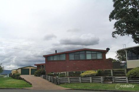 14 Arnold Cres, Lake Heights, NSW 2502