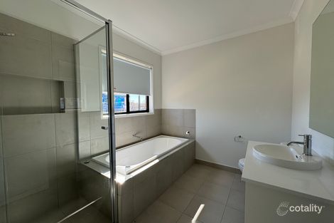 Property photo of 21 Zelkova Circuit Fraser Rise VIC 3336
