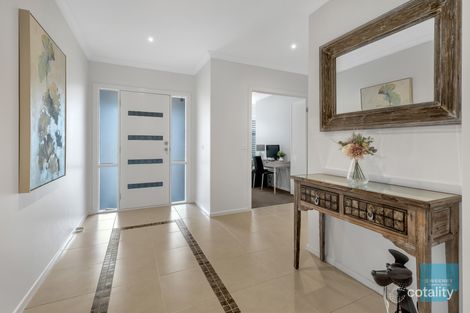 Property photo of 1 Salamanca Place Taylors Hill VIC 3037