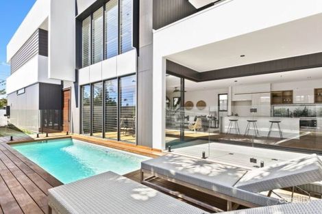 6a Saint Pauls Pl, Surfers Paradise, QLD 4217