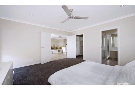 Property photo of 16 Grant Avenue Hope Island QLD 4212