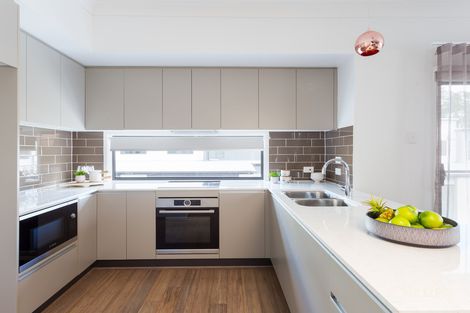 Property photo of 2/21 Kersley Road Kenmore QLD 4069