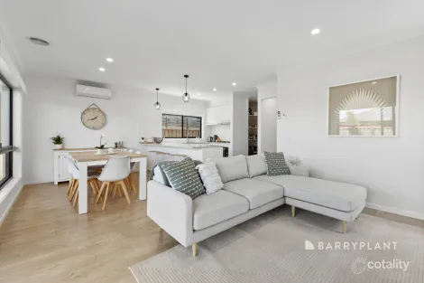 Property photo of 28 Horsetail Way Drouin VIC 3818