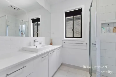 Property photo of 28 Horsetail Way Drouin VIC 3818