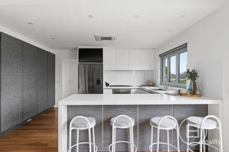 Property photo of 18 Hillsyde Parade Strathmore VIC 3041