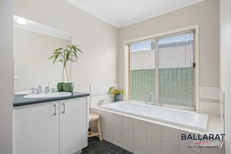 Property photo of 70 Faversham Avenue Lake Gardens VIC 3355