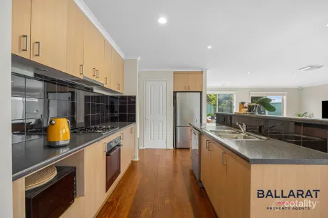 Property photo of 70 Faversham Avenue Lake Gardens VIC 3355