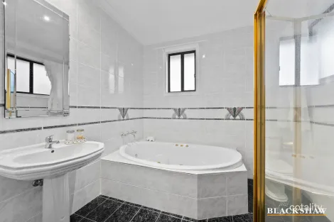 Property photo of 16 Tanderra Crescent Ngunnawal ACT 2913