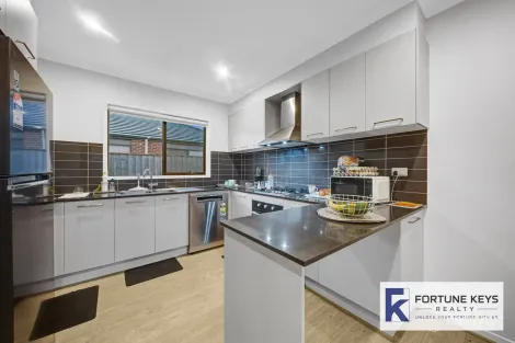 Property photo of 4 Bondon Crescent Manor Lakes VIC 3024