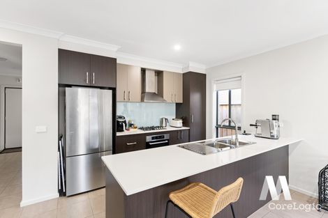 Property photo of 33 Treeve Parkway Werribee VIC 3030