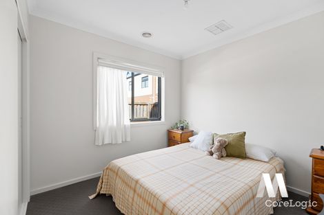 Property photo of 33 Treeve Parkway Werribee VIC 3030