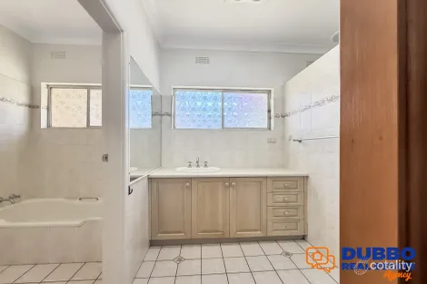 Property photo of 8 Brigalow Avenue Dubbo NSW 2830