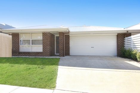 Property photo of 1/10 Wattlebird Drive Bandiana VIC 3691