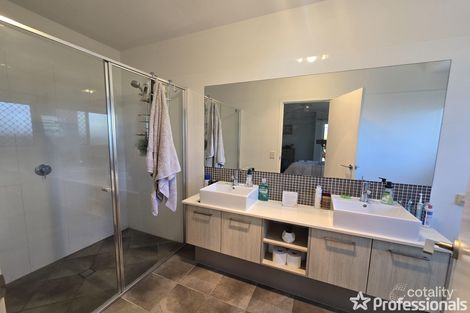Property photo of 2 Blackbraes Court New Auckland QLD 4680