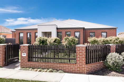 1/8 Lake St, Wendouree, VIC 3355