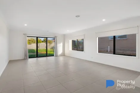 Property photo of 9 Langhorne Close Eaglehawk VIC 3556