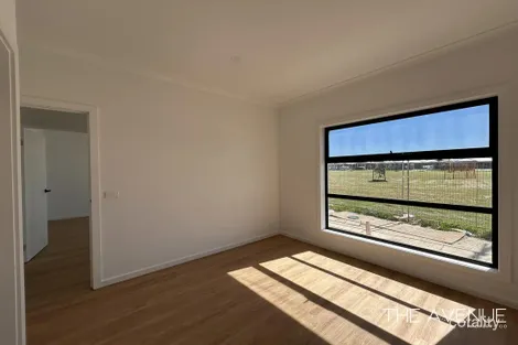 Property photo of 34 Pine Cone Walk Fraser Rise VIC 3336