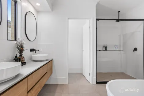 Property photo of 65 Greenview Circuit Arundel QLD 4214