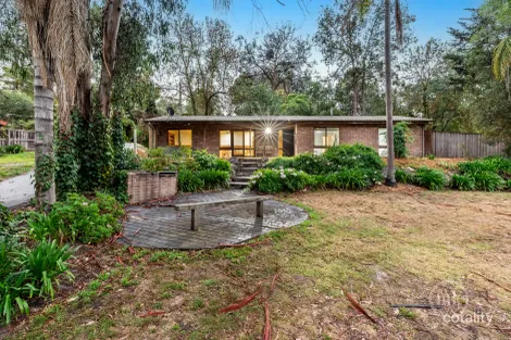 8 Valley Rd, Research, VIC 3095