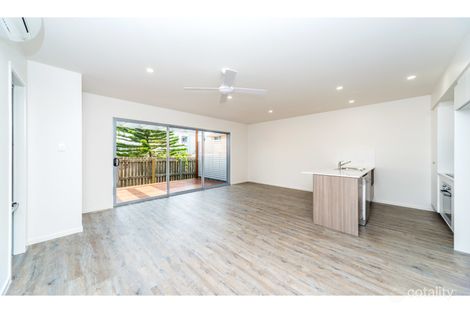 Property photo of 1/8 Bright Avenue Labrador QLD 4215