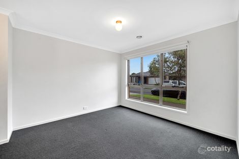 Property photo of 17 Yellow Robin Circuit Cranbourne East VIC 3977