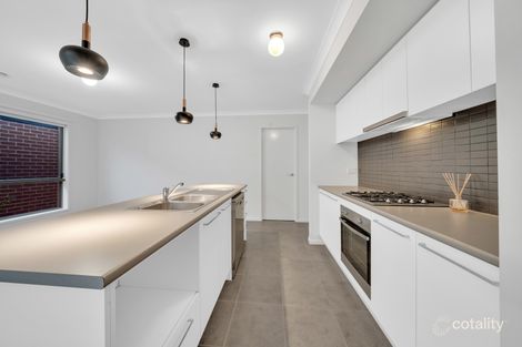Property photo of 17 Yellow Robin Circuit Cranbourne East VIC 3977
