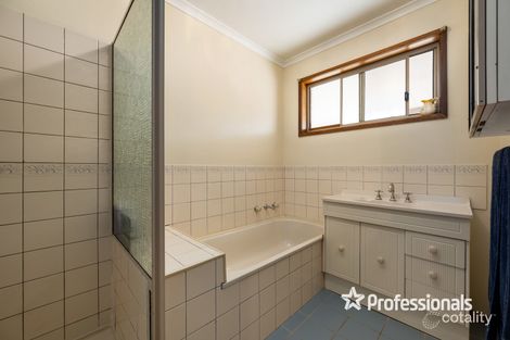 Property photo of 11 Edinburgh Circuit West Wodonga VIC 3690