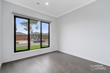 Property photo of 2 Luster Crescent Tarneit VIC 3029