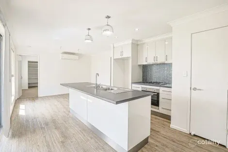 Property photo of 4 Caulfield Place Emerald QLD 4720