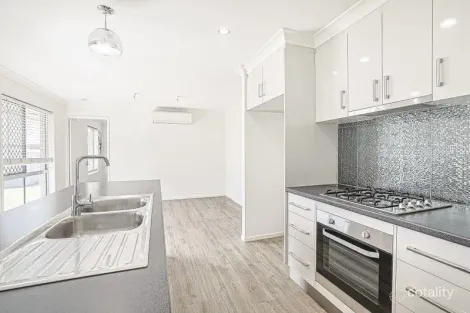 Property photo of 4 Caulfield Place Emerald QLD 4720
