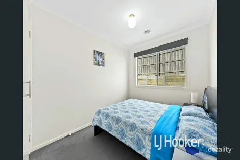 Property photo of 17 McClenaghan Place Pakenham VIC 3810