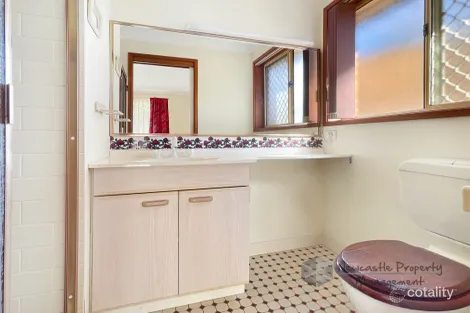 Property photo of 14 Endeavour Close Woodrising NSW 2284