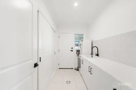 Property photo of 41 Cootamundra Boulevard Gobbagombalin NSW 2650