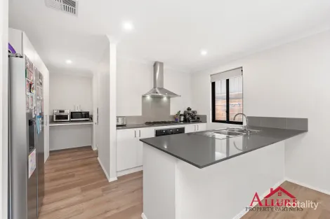 Property photo of 18 Ripen Loop Hammond Park WA 6164