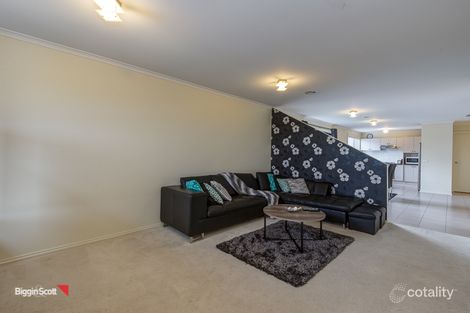Property photo of 10 Violet Way Cranbourne VIC 3977